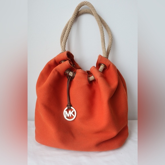 Sale🔥 Michael Kors Bucket Bag - Picture 3 of 13